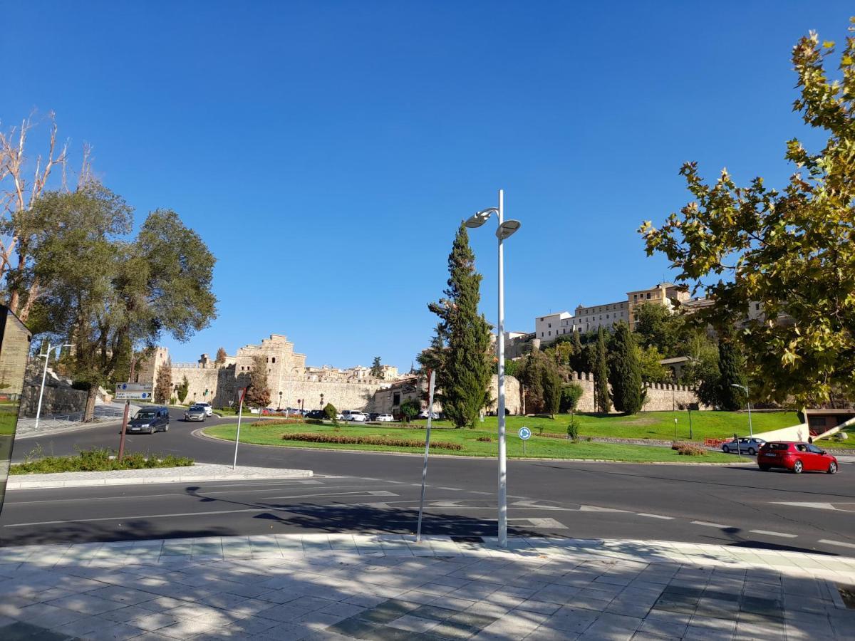 Apartamento NO FIESTAS, solo familias, parejas o trabajo PARKING Público Gratis a 300m Toledo Exterior foto